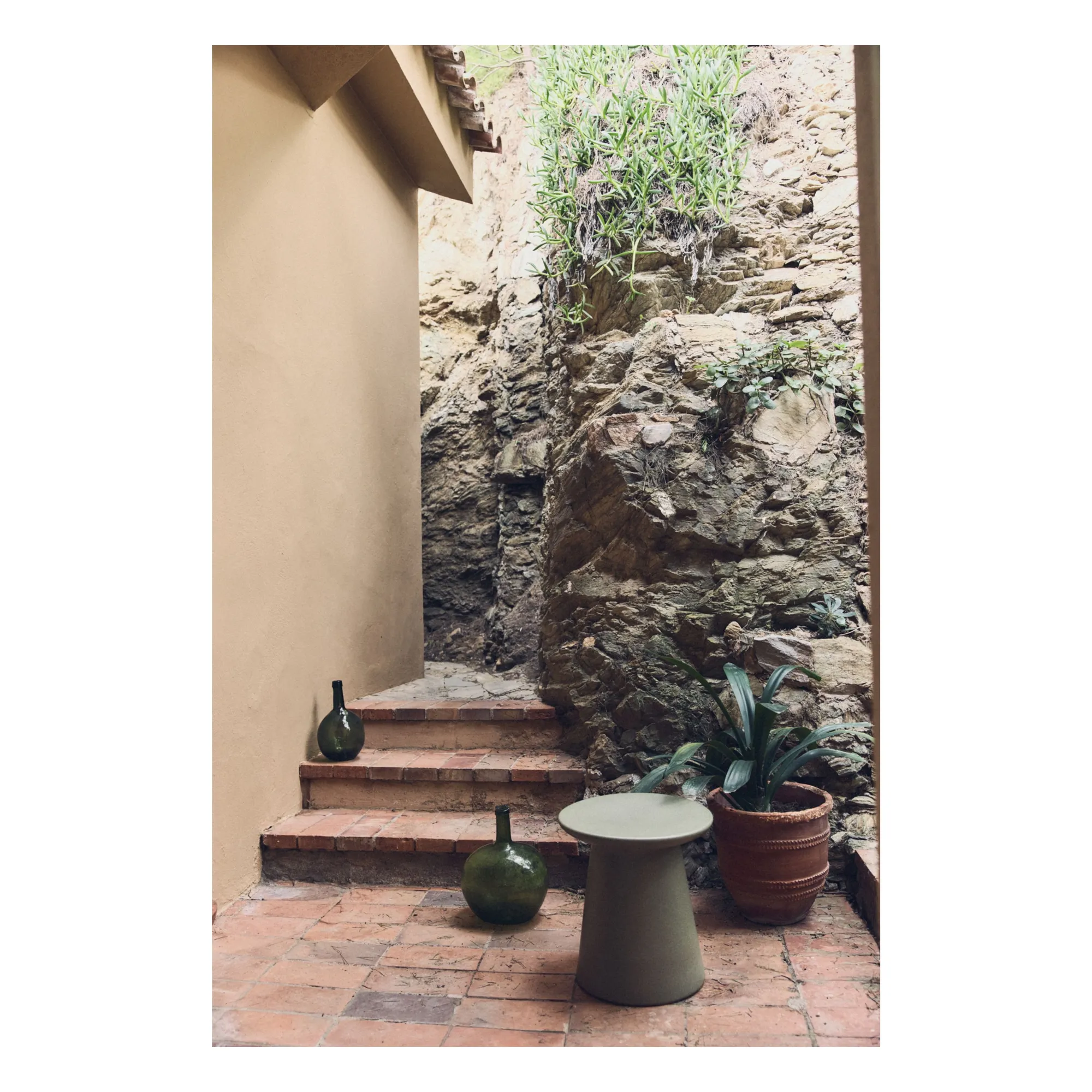 Table d'appoint en faïence | Vert kaki- Image produit n°1