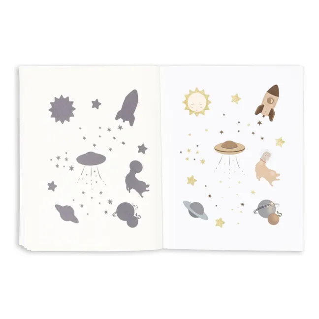Libro di attività con matite colorate