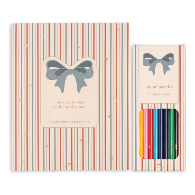 Libro de actividades con lápices de colores