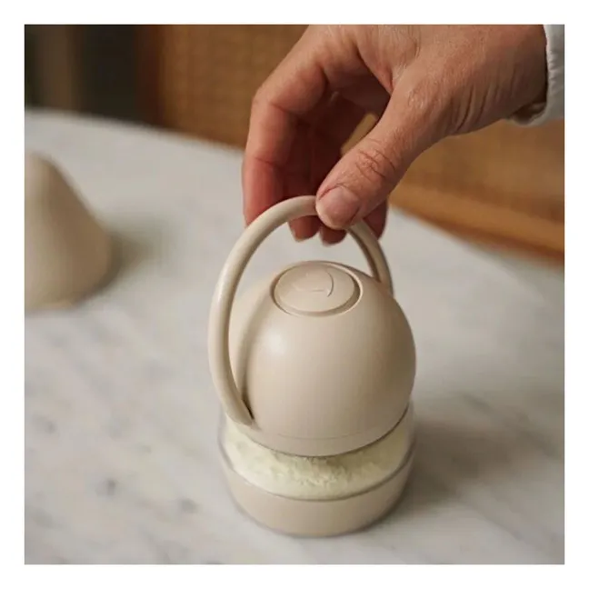 So Mimi measuring tin | Sand