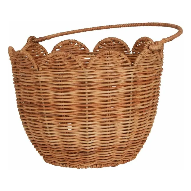 Cesta de ratán con pétalos