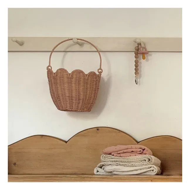 Cesta de ratán con pétalos | Rosa Melocotón