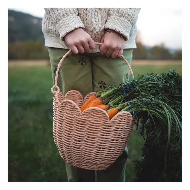 Cesta de ratán con pétalos | Rosa Melocotón