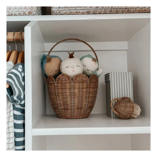 Cesta de ratán con pétalos