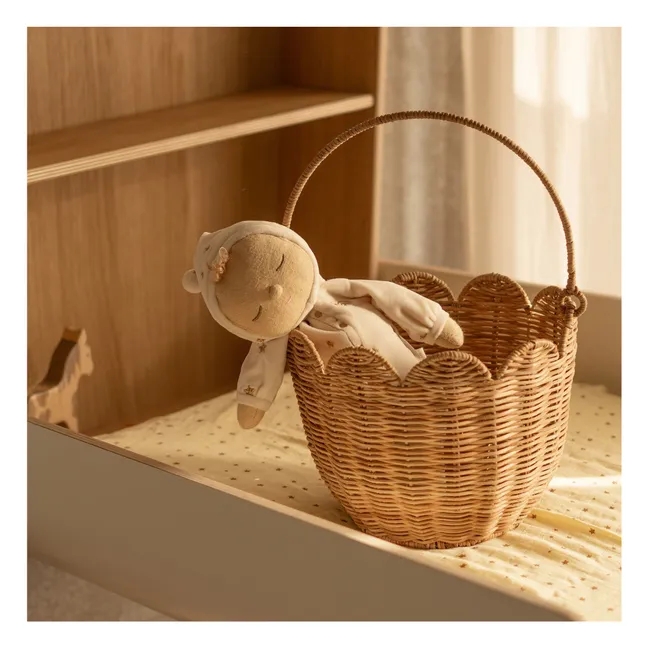 Cesta de ratán con pétalos