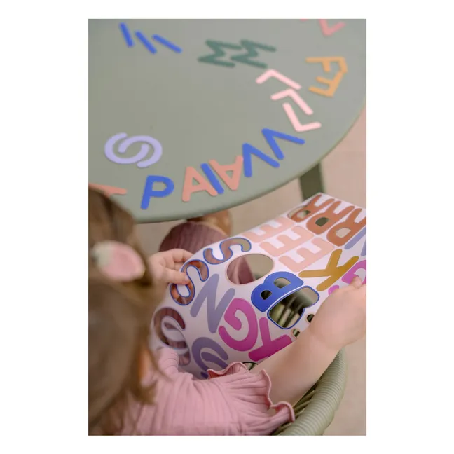 Imanes con letras mayúsculas grandes