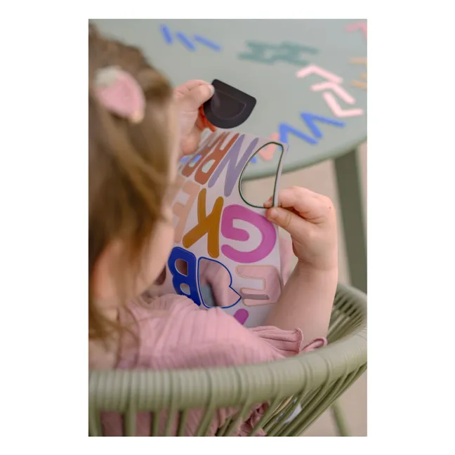 Imanes con letras mayúsculas grandes