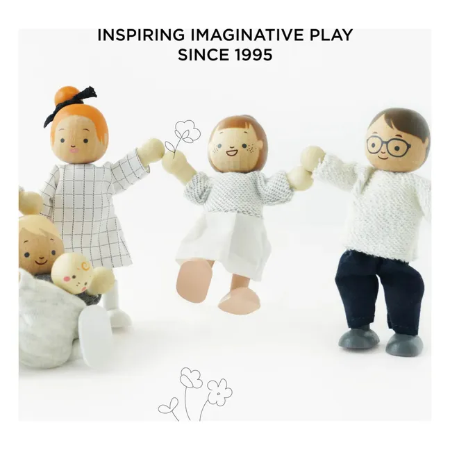 Familia de casas de muñecas de madera