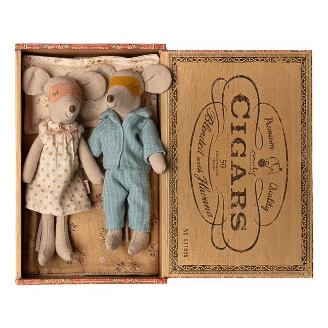 Mummy and Daddy Mouse in their cigar box
