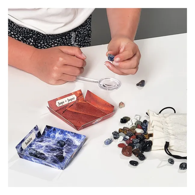 Caja de piedras preciosas y cristales