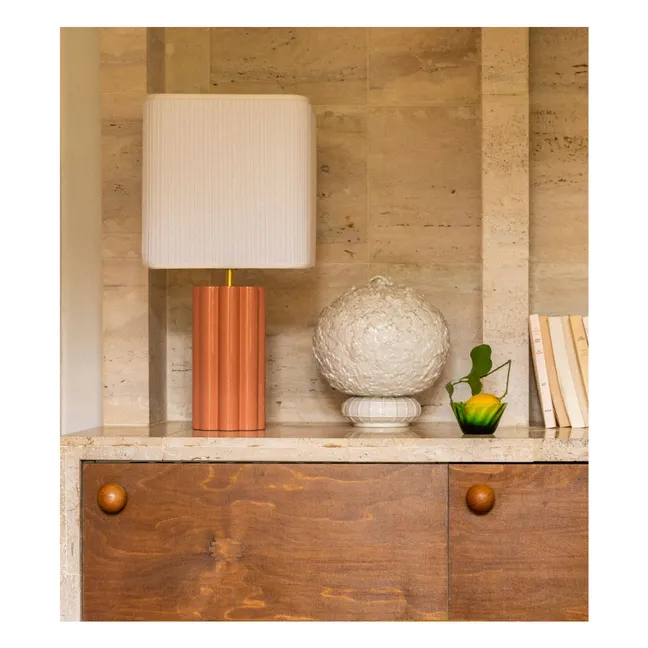 Lampe à poser Gioia en bois laqué et coton plissé – Version EU (220 V) | Rose poudré