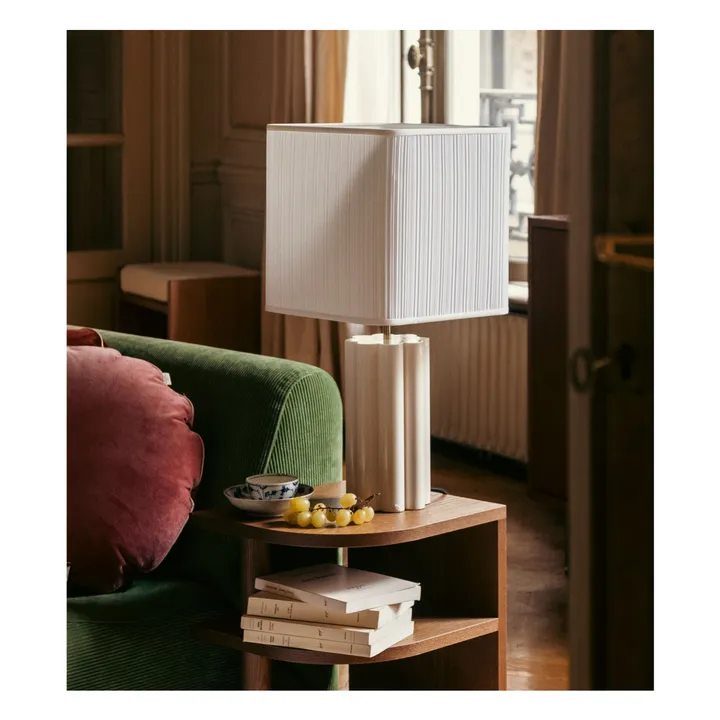 Lampe à poser Gioia en bois laqué et coton plissé – Version EU (220 V) | Crème- Image produit n°1