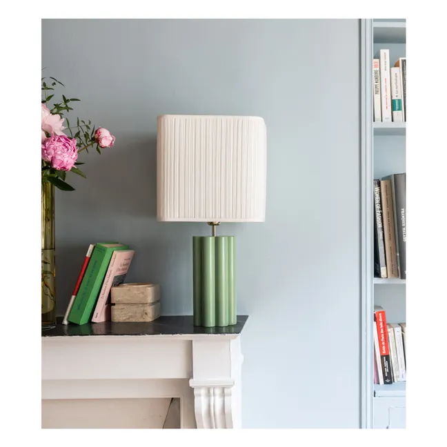 Lámpara de mesa Gioia de madera lacada y algodón plisado - versión UE (220 V) | Verde Almendra
