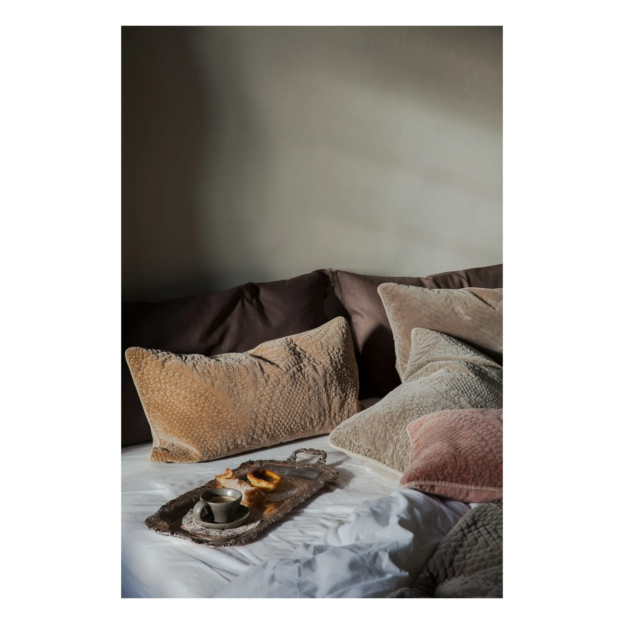 Housse de coussin en velours Sara | Taupe- Image produit n°1