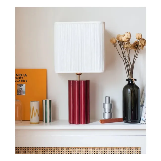Tischlampe Gioia aus lackiertem Holz und plissierter Baumwolle - US-Version (120 V) | Burgunderrot