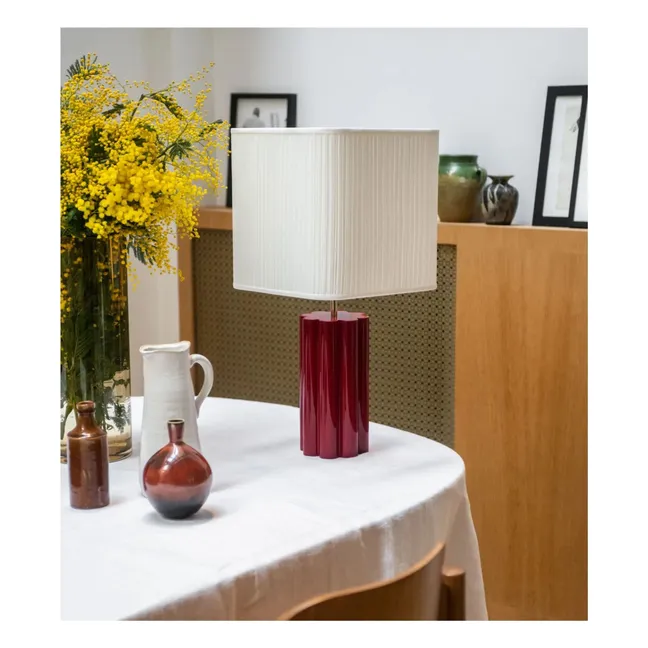 Tischlampe Gioia aus lackiertem Holz und plissierter Baumwolle - US-Version (120 V) | Burgunderrot