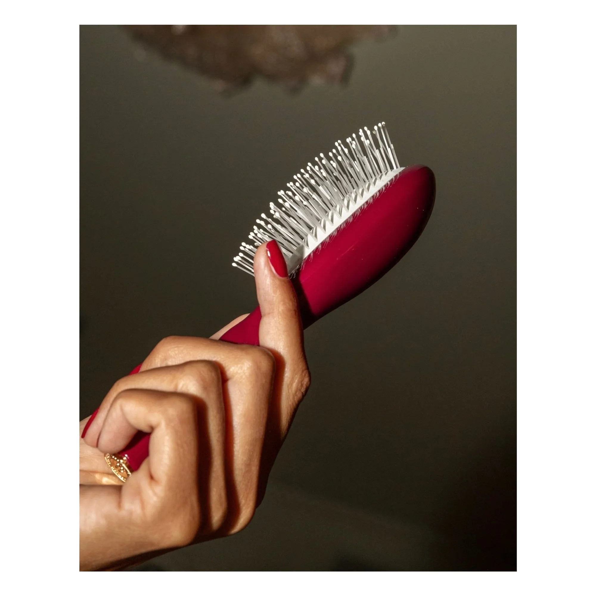 La Petite Brosse La Miracle N°4 - Démêlante et Stimulante  | Rouge cerise- Image produit n°4