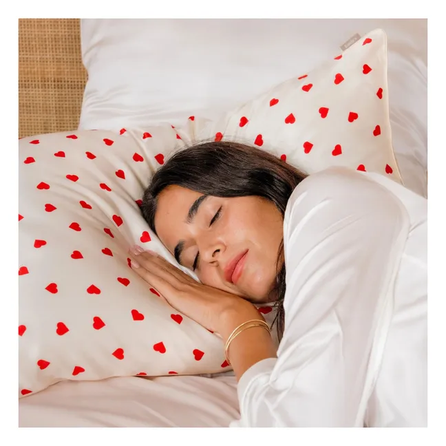 Funda de almohada de seda de morera con estampado de corazones  | Crema