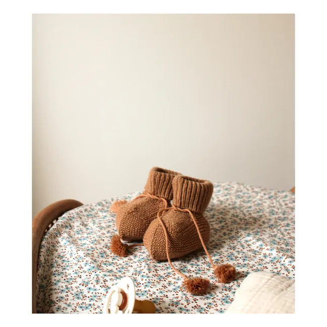 Chaussons en tricot et pochon brodé | Noisette