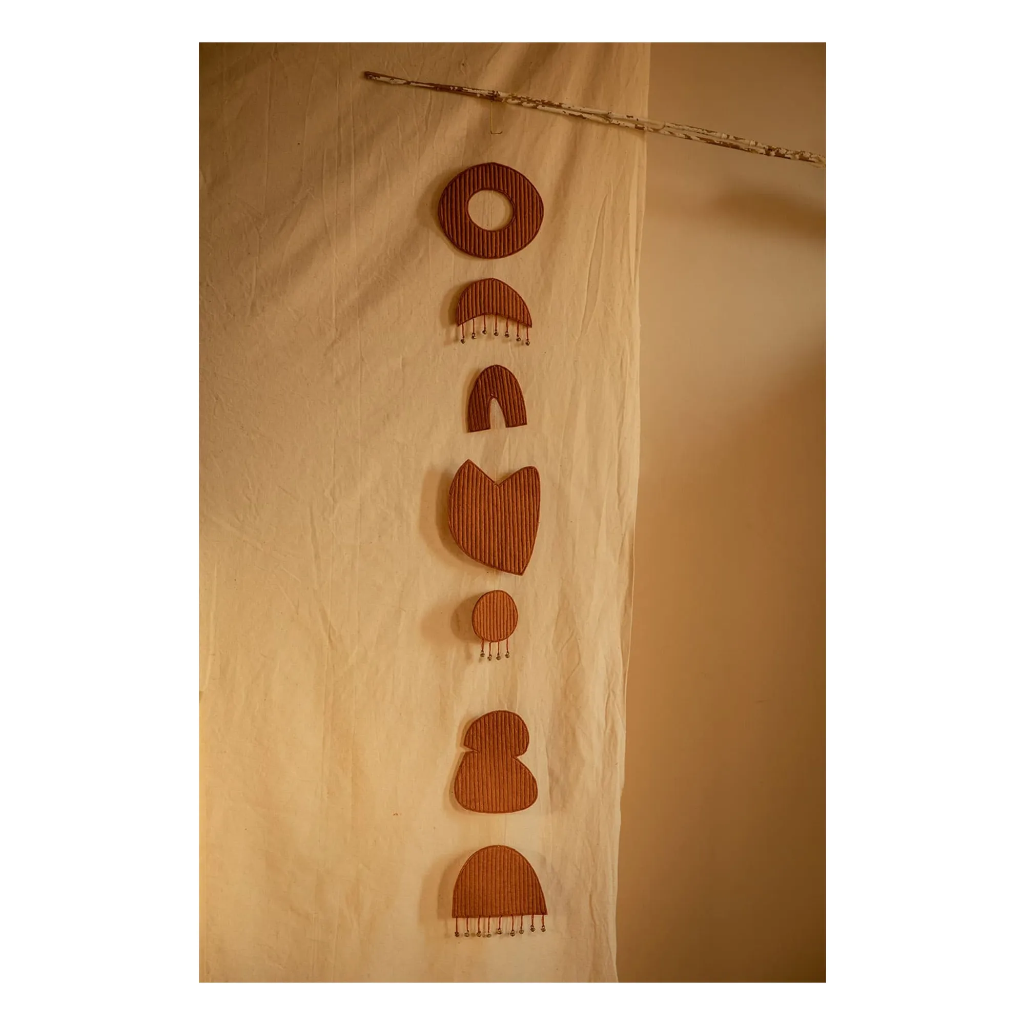 Mobile Chakra en feutre piqué | Caramel- Image produit n°1