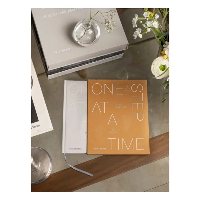 Álbum de fotos de bebé One Step at a Time | Ocre