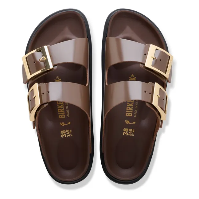 Sandalias de charol Arizona Droplet Buckle | Marrón