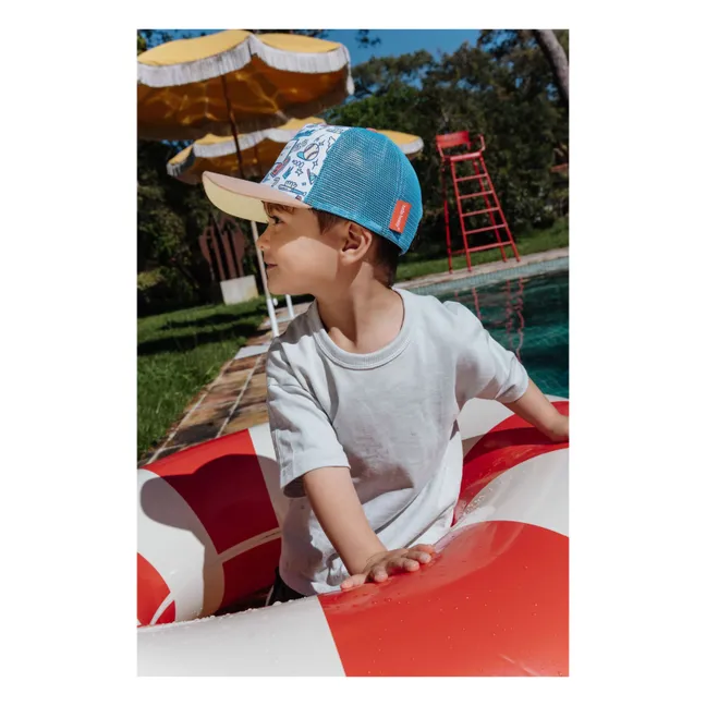 Baseball Game Trucker Baseball Cap mit gebogenem Schirm aus recycelten Fasern | Hellblau