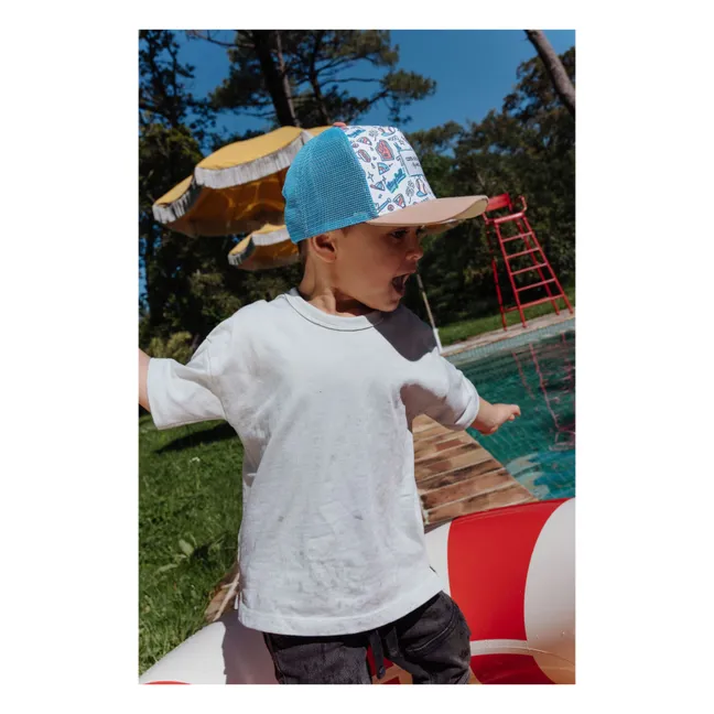 Baseball Game Trucker Baseball Cap mit gebogenem Schirm aus recycelten Fasern | Hellblau