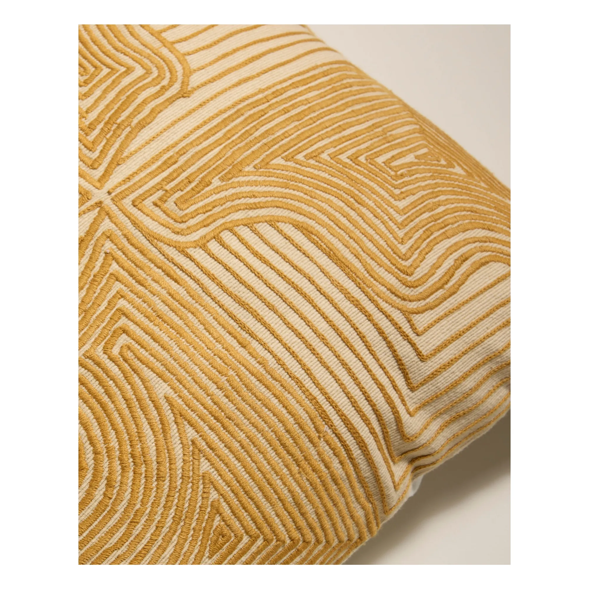 Coussin brodé Onda | Ocre- Image produit n°1