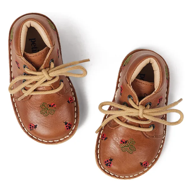 Patucos clásicos bordados Mariquita - Colección Uniqua | Camel