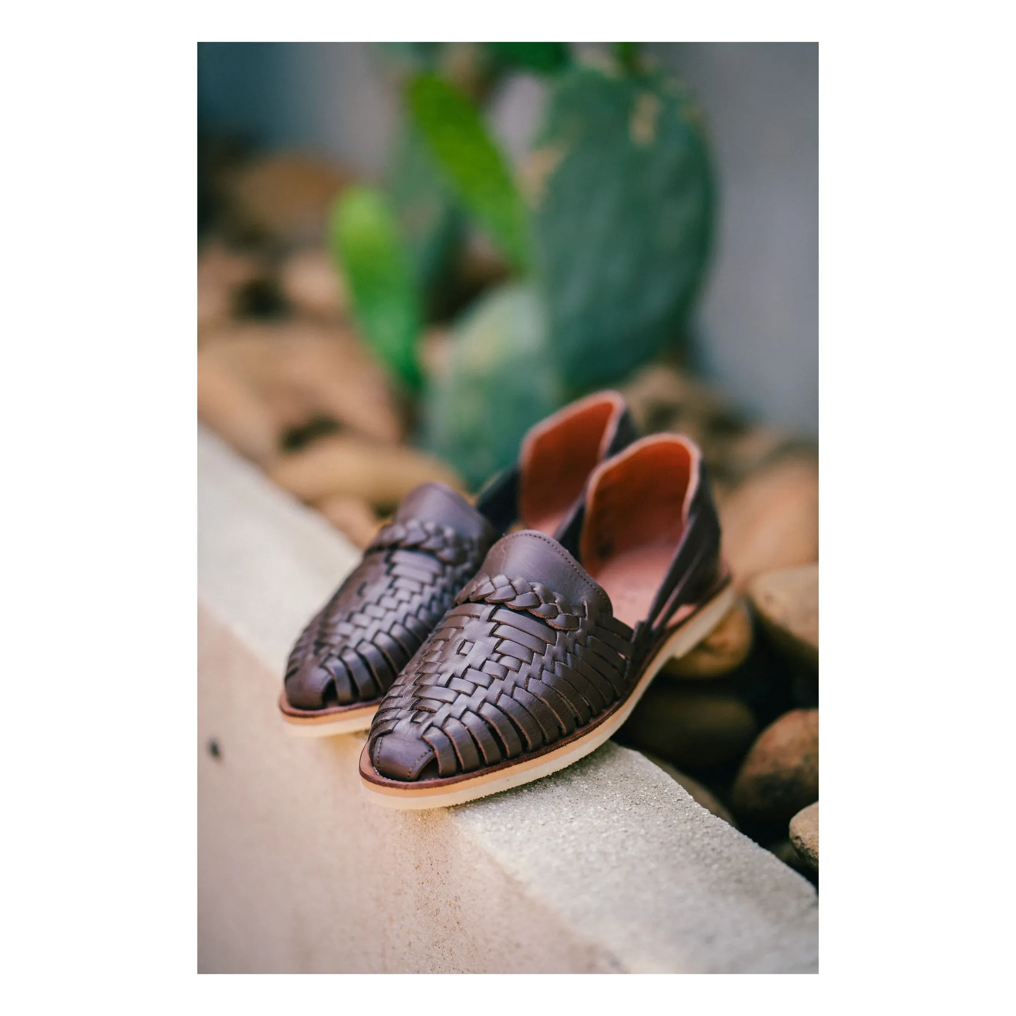 Mapache Chocolate Alegre Sandals