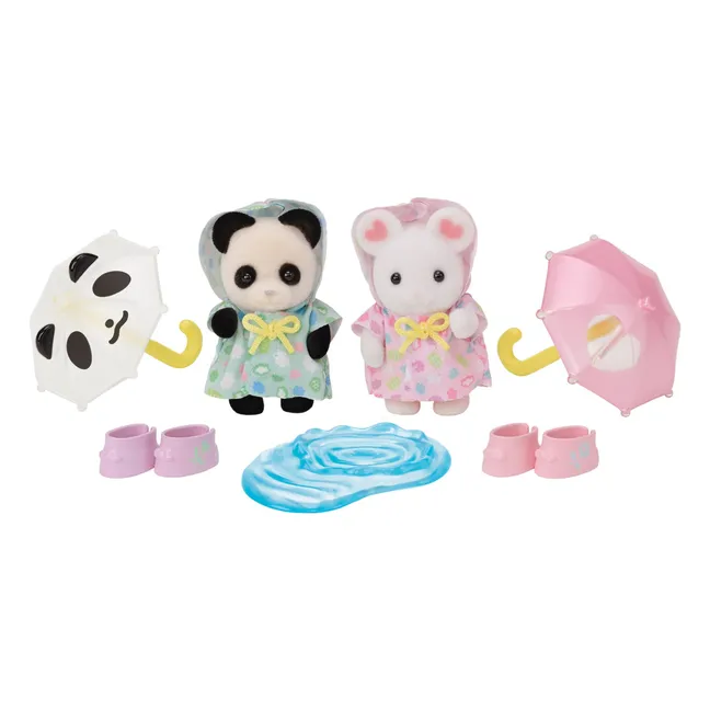 El dúo de bebés con ropa de lluvia