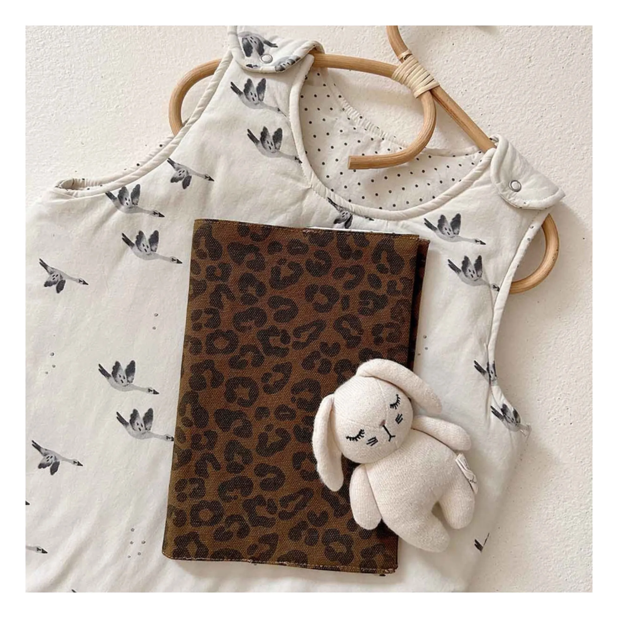 Protège carnet de santé Chloé Graou | Olive- Image produit n°1