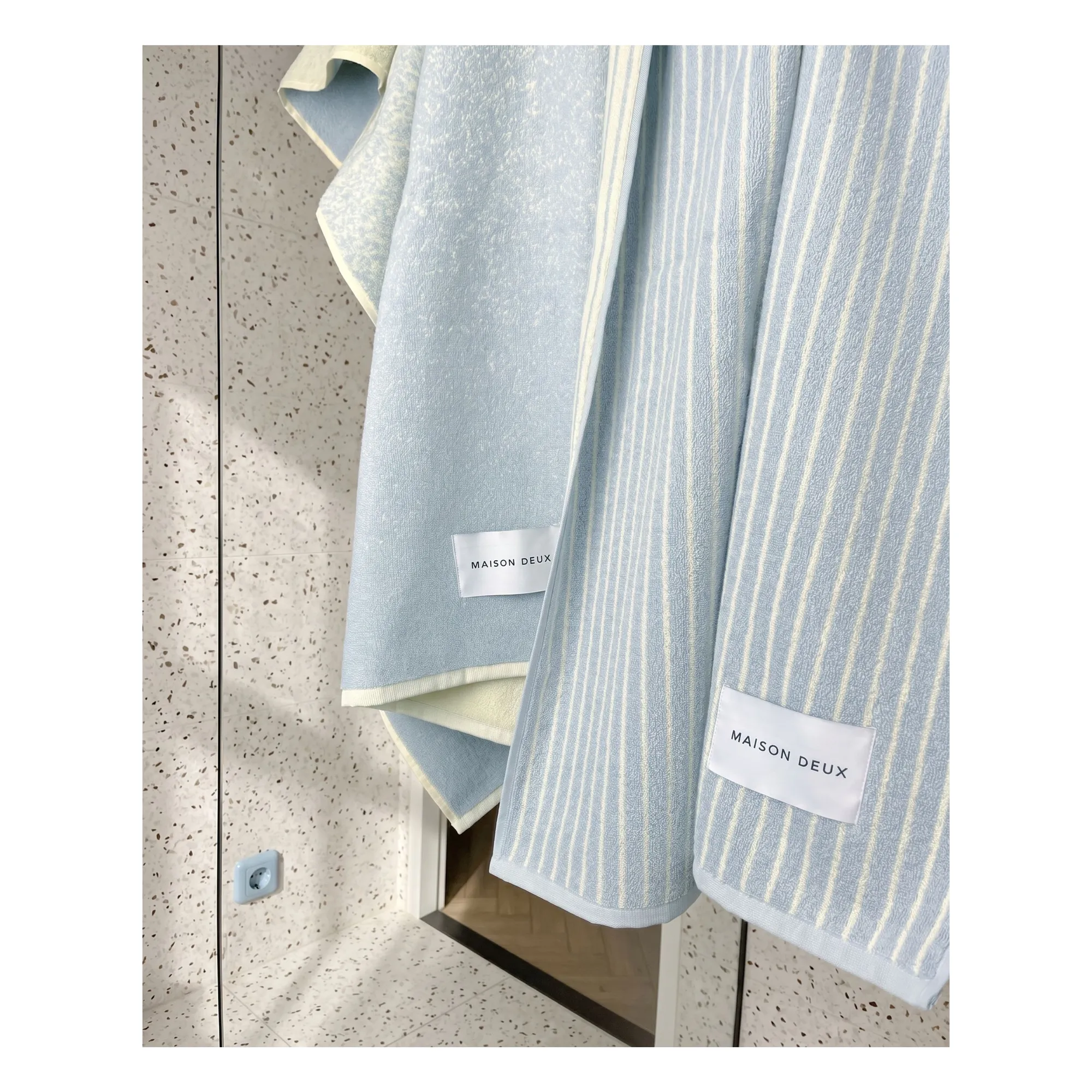 Serviette de plage rayée | Bleu- Image produit n°2