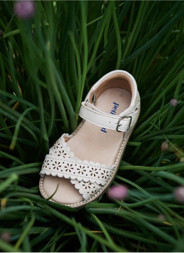 Scalloped Crossover Flower Sandals | Cream