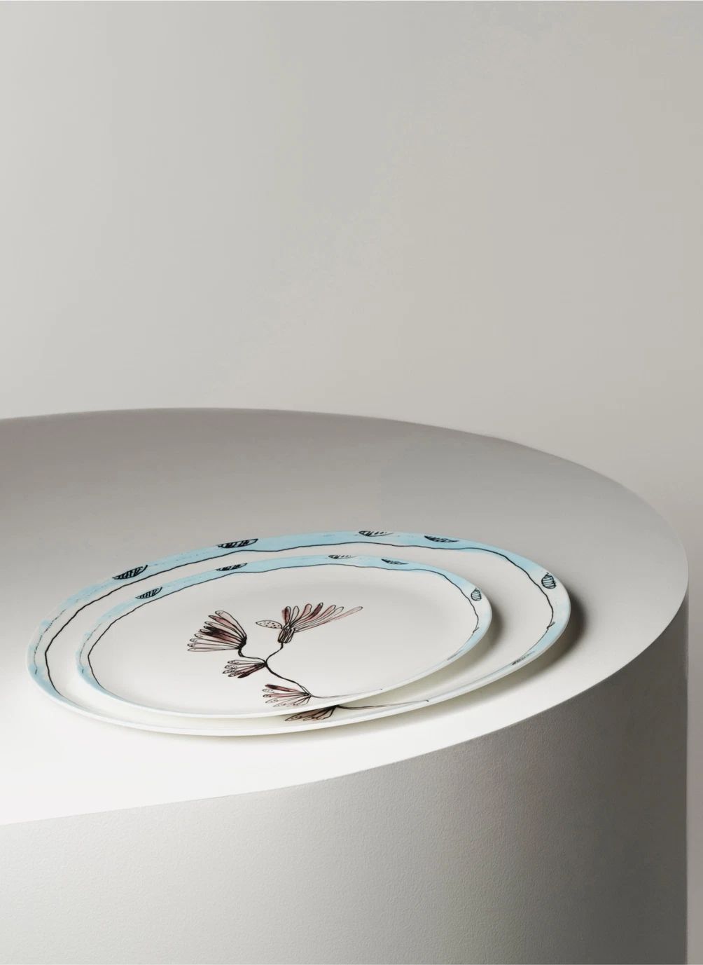 Plat oval Camelia, Serax para Marni | Berenjena- Imagen del producto n°1