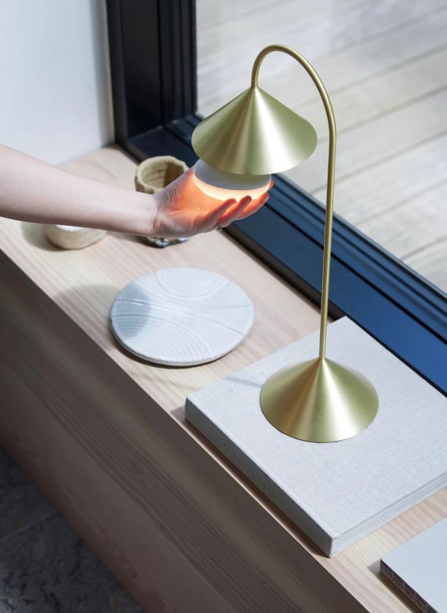 Lampe à poser Grasp, Thomas Albertsen | Laiton