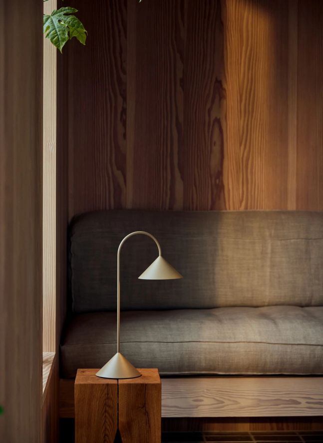 Lampe à poser Grasp, Thomas Albertsen | Gris sable
