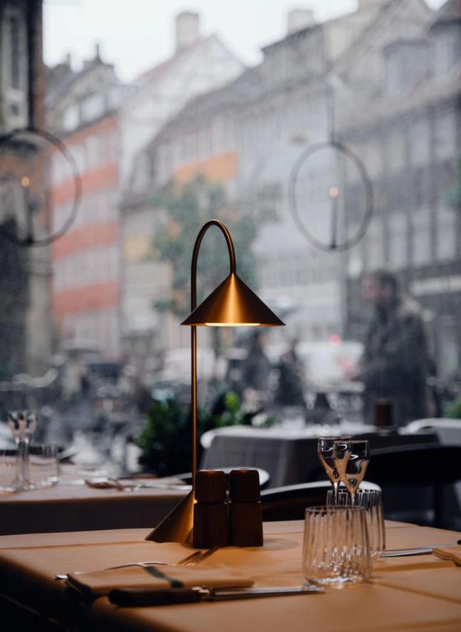 Lampe à poser Grasp, Thomas Albertsen | Laiton