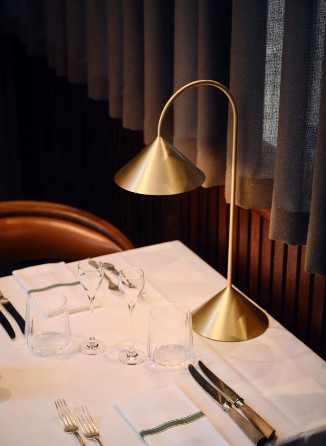 Lampe à poser Grasp, Thomas Albertsen | Laiton