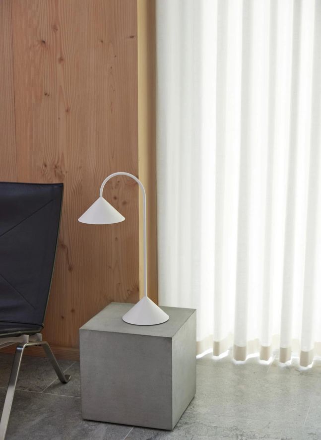 Lampe à poser Grasp, Thomas Albertsen | Blanc
