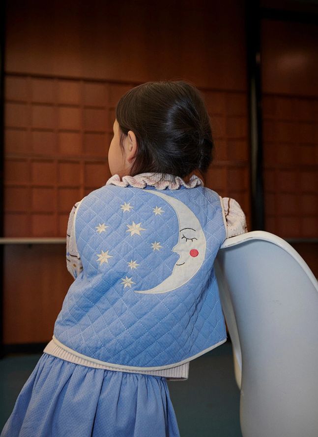 Veste Sans Manches Matelassée Brodée Lune Coton Bio | Bleu ciel