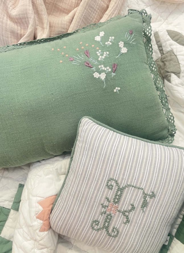 Coussin Fleurs Camille | Gaze Vert Mousse