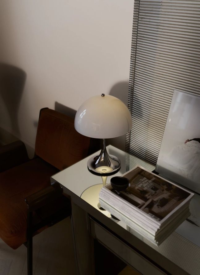 Lámpara de mesa portátil Panthella 250 con pie cromado, Louis Poulsen | Gris Perla