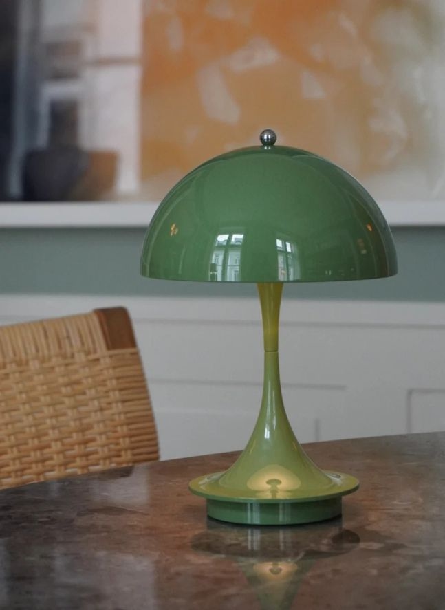 Lámpara de mesa portátil Panthella 160, Louis Poulsen | Verde Almendra