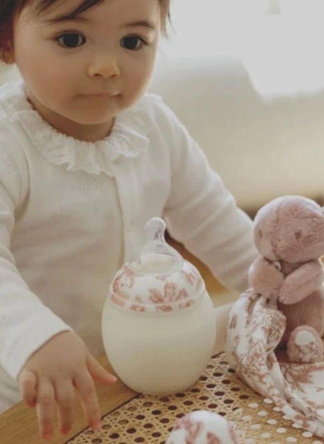 Set de biberón y edredón de silicona médica Toile de Jouy - Elhée x Tartine et Chocolat | Rosa Melocotón