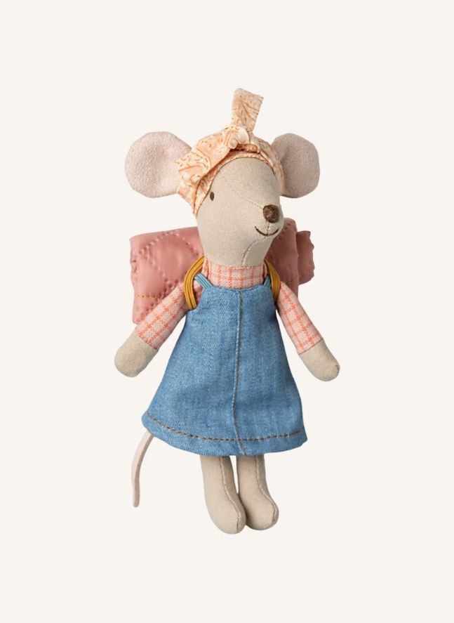 Grande sœur souris en randonnée