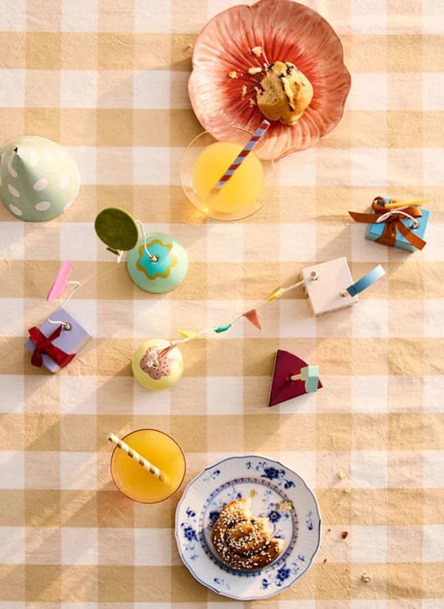 Birthday table decorations