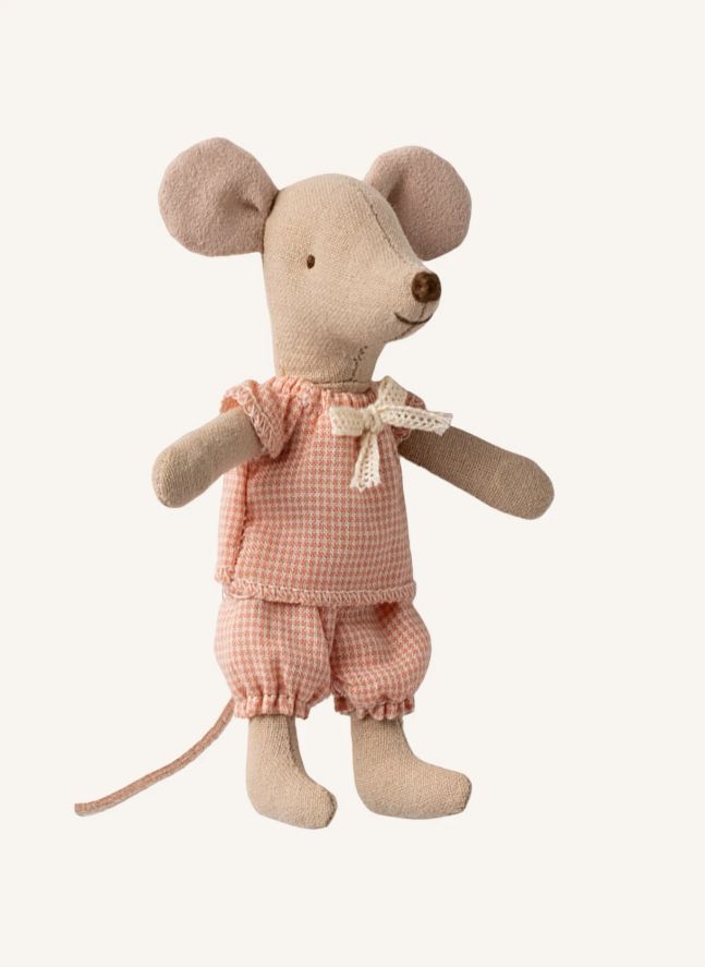 Petite sœur souris dans sa boîte d'allumettes