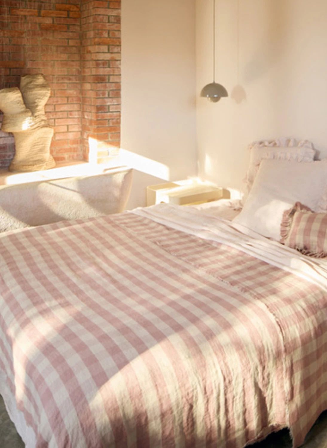 Coussin à volants en lin lavé Vichy Cottage | Nuage- Image produit n°1